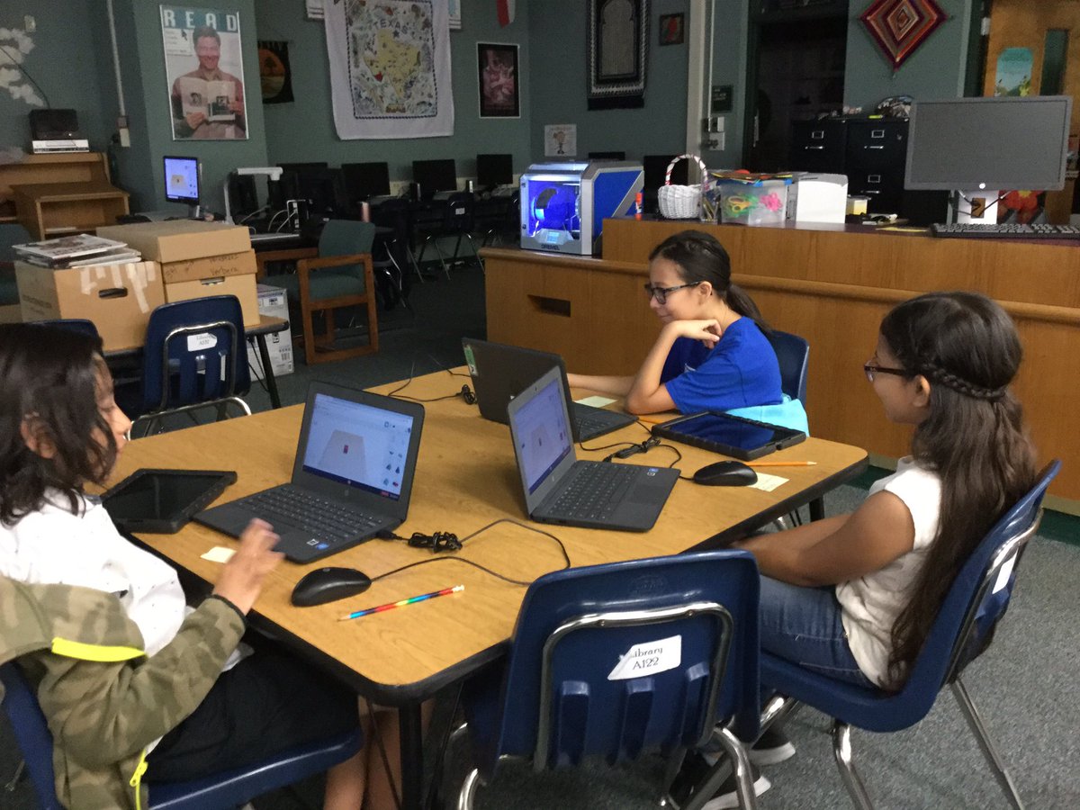 CantuHensley's tweet photo. 4th & 5th grade students excel in TinkerCad & Dremel 3D printer.#myerslibrarynews #myersgameon #ThisIsNorthisde #thismyers https://t.co/4oWKq7wsAf