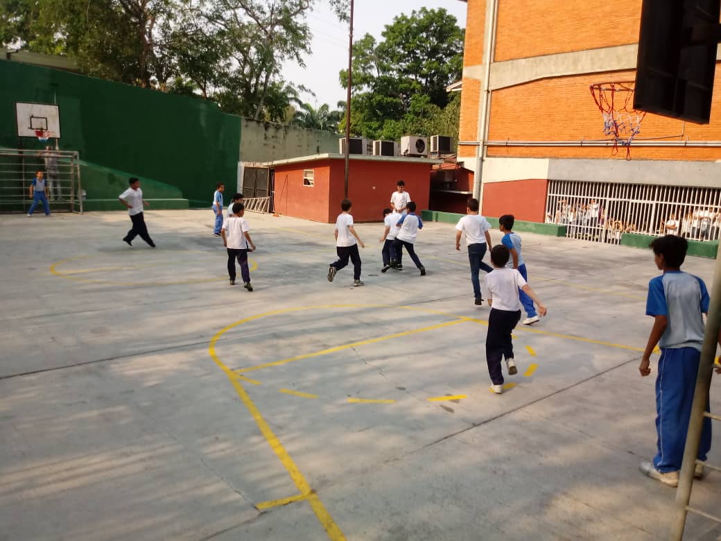CRAjuanito's tweet photo. Cerramos una semana super deportiva con la participación de 5to grado en los juegos intercursos de nuestra @sedejuanito @colegiojuan23 https://t.co/9Sk4KDuBLU