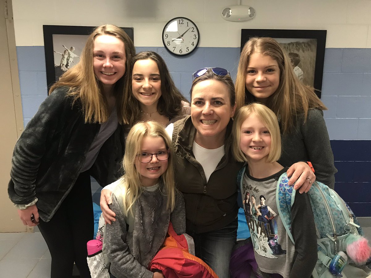 Oakview_MS's tweet photo. Spreading kindness with donuts today around Lake Orion @PosProject #otherpeoplematter https://t.co/isaXPD3d1s