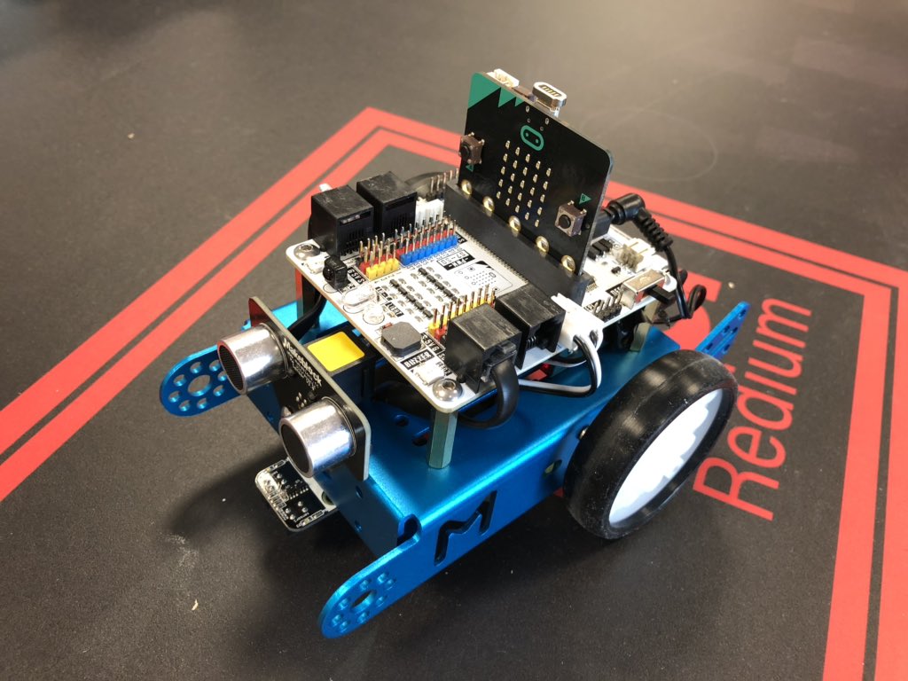 dom_lazzaro1's tweet photo. Robot mbot fonctionnant avec une carte microbit et celui-ci piloté par une télécommande intégrant une 2ème carte microbit par onde radio ! @microbit_edu @elecfreaks https://t.co/naaljc8I7q