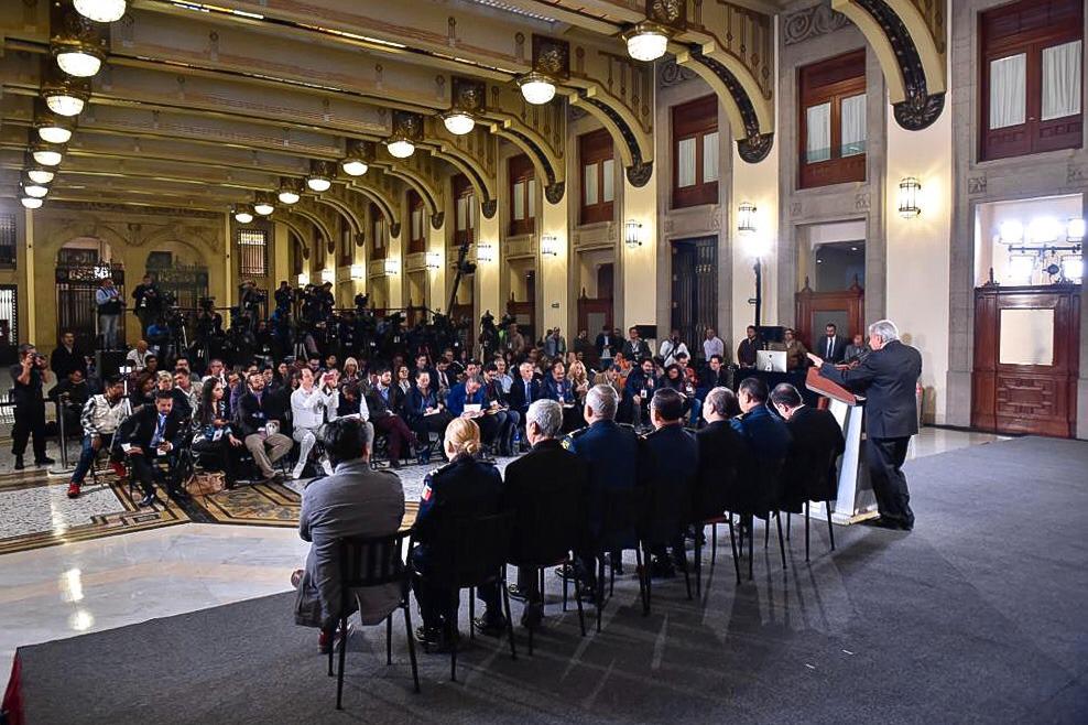 El <a href="/GobiernoMX/">Gobierno de México</a> debate públicamente y comparece como nunca ha ocurrido. Un ejemplo fue el diálogo abierto del Pdte. <a href="/lopezobrador_/">Andrés Manuel</a> con <a href="/jorgeramosnews/">JORGE RAMOS</a>. La discusión pública de los temas de interés fortalece nuestra democracia y con ello se forma la ciudadanía.