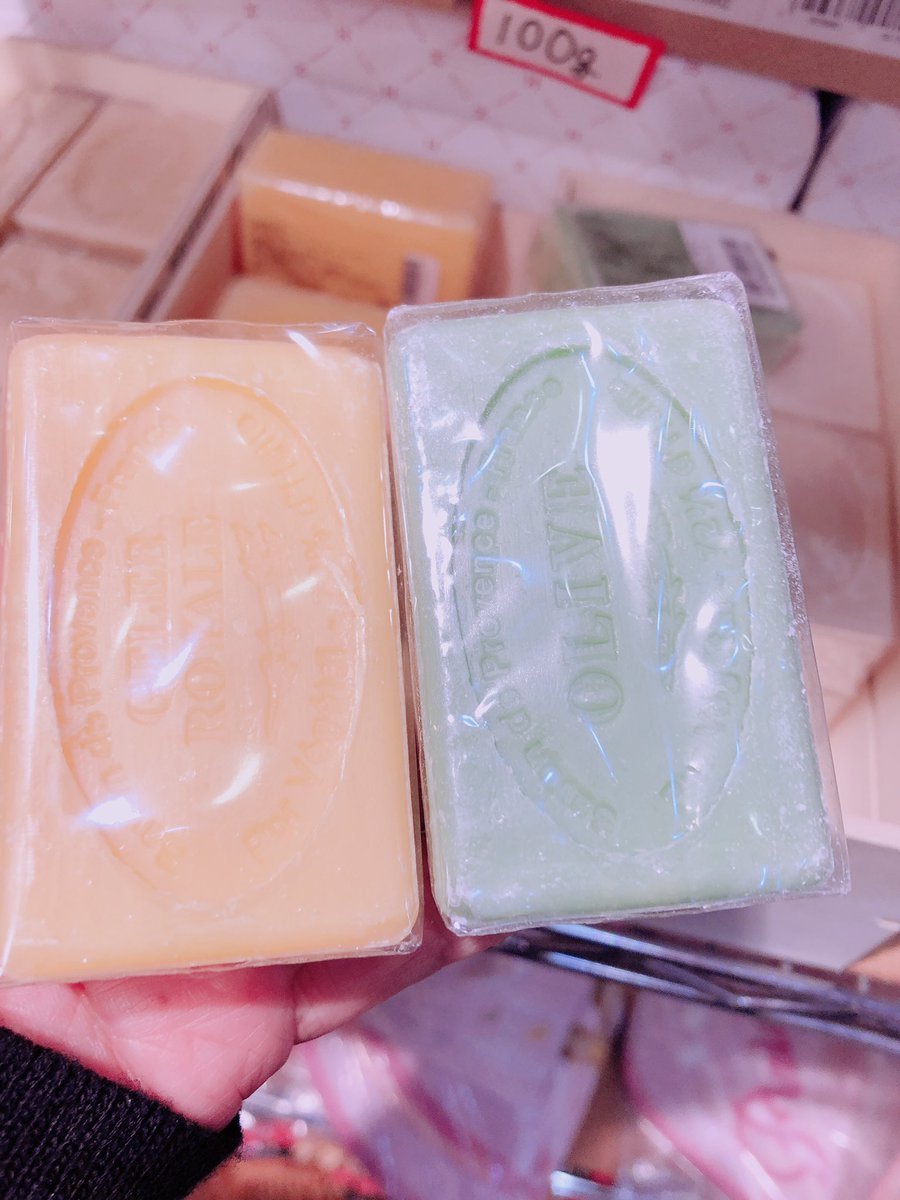 マルセイユ石鹸初めて使う。優しいし全身に使えるからいいね。ローヤルゼリーとオリーブ買った。オリーブで洗顔したけどしっとりして良いぞ♀️妹はアロエベラ!明...