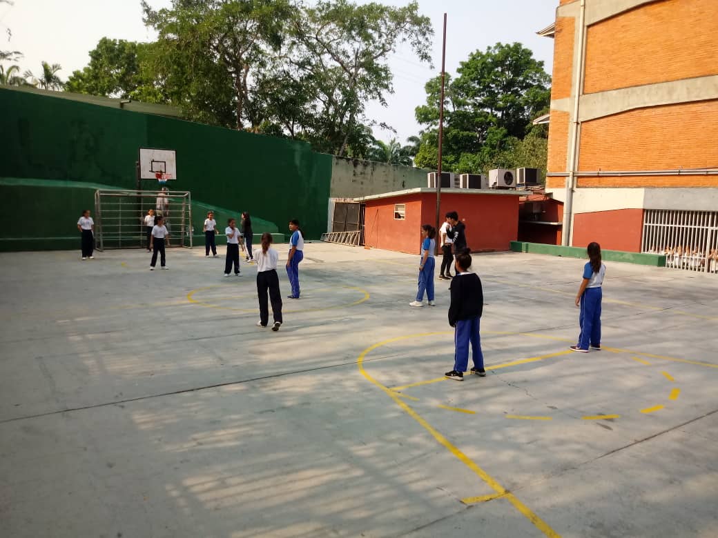 CRAjuanito's tweet photo. Cerramos una semana super deportiva con la participación de 5to grado en los juegos intercursos de nuestra @sedejuanito @colegiojuan23 https://t.co/9Sk4KDuBLU
