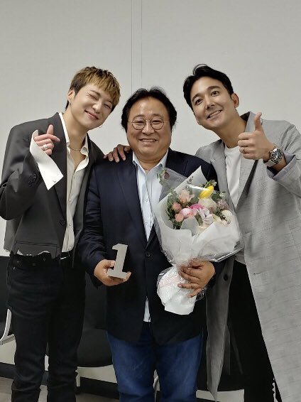 official_yoon_'s tweet photo. 감사합니다 ㅠㅠ 그리고 오늘 나이트조거 행사와준 인서들도 고마워용 조심해서 돌아가시길💙💙💙💙 https://t.co/QxNVj4y9Xb