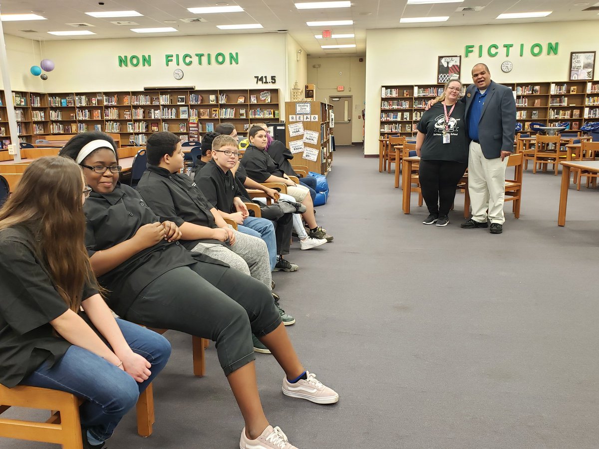 DMS_CHARGERS's tweet photo. A huge THANK YOU to @RubenColonVCS for coming by and saying a few words of encouragement to our Culinary Academy competitors. @inge_rick #ChargerPride #DMSISWHEREITSAT #DMSFROSTOFF2019 https://t.co/r2TB4nN1N8