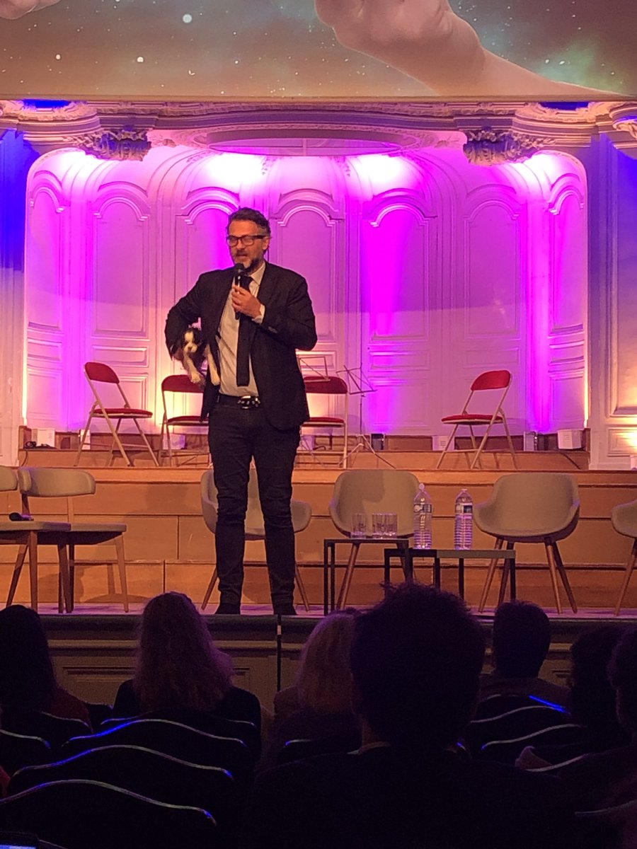 D_et_C's tweet photo. David Abiker et Charlie,  qui nous expliquent comment NRC (Nouer des Relations avec ses Collègues) #MeetupRH2019 https://t.co/RWcUWMmSke
