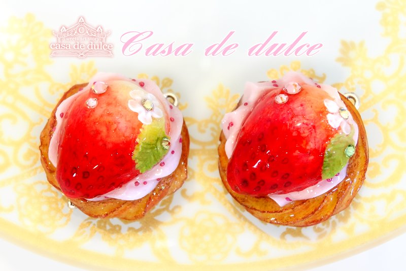 casadedulce's tweet photo. ぷっくり苺にイチゴの花を添えて☆⁺゜
絞り出しクッキーに春らしい可愛いデコレーションを！っと考え
ピンクの生クリームと一緒にお乗せしましたスイーツデコの豪華パーツです♪+゜

#フェイクスイーツ #ハンドメイド #苺 https://t.co/pYB1ffq5Yh
