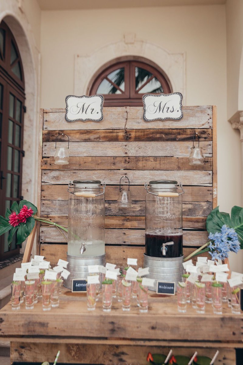 PlannerJoyce's tweet photo. Happy Friday everyone 🍾🥂

CONGRATS to all the MR and MRS saying "I DO " today! Enjoy every minute of this special day! https://t.co/4yOpkK5vTd