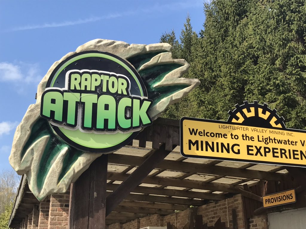 AndyHygate's tweet photo. Having adventures💦@LightwaterV - the queueline to #RaptorAttack is always great fun🎢🦖👍 https://t.co/W5YjehsqgC