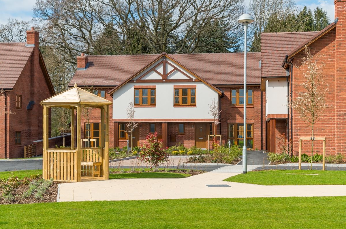 AlbanyMeadows's tweet photo. At Albany Meadows you can choose from bungalows, houses and apartments. Here's some of our houses basking in the sunshine - each one has three bedrooms and a lovely private garden space #newhomes #retirementliving #solihull #coventry #balsallcommon https://t.co/uAH7urdqnd https://t.co/2fhpRgTe4a