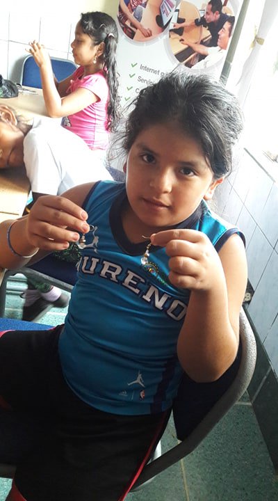infodureno's tweet photo. Un buen líder no manda, pero sí enseña, inspira y muestra el camino correcto.
Capacitación con niñas en la cual estamos realizando manillas, aretes y manualidades con diferentes materiales. 
 #Inclusión_y_las_habilidades_digitales. https://t.co/mTxV6Gott3