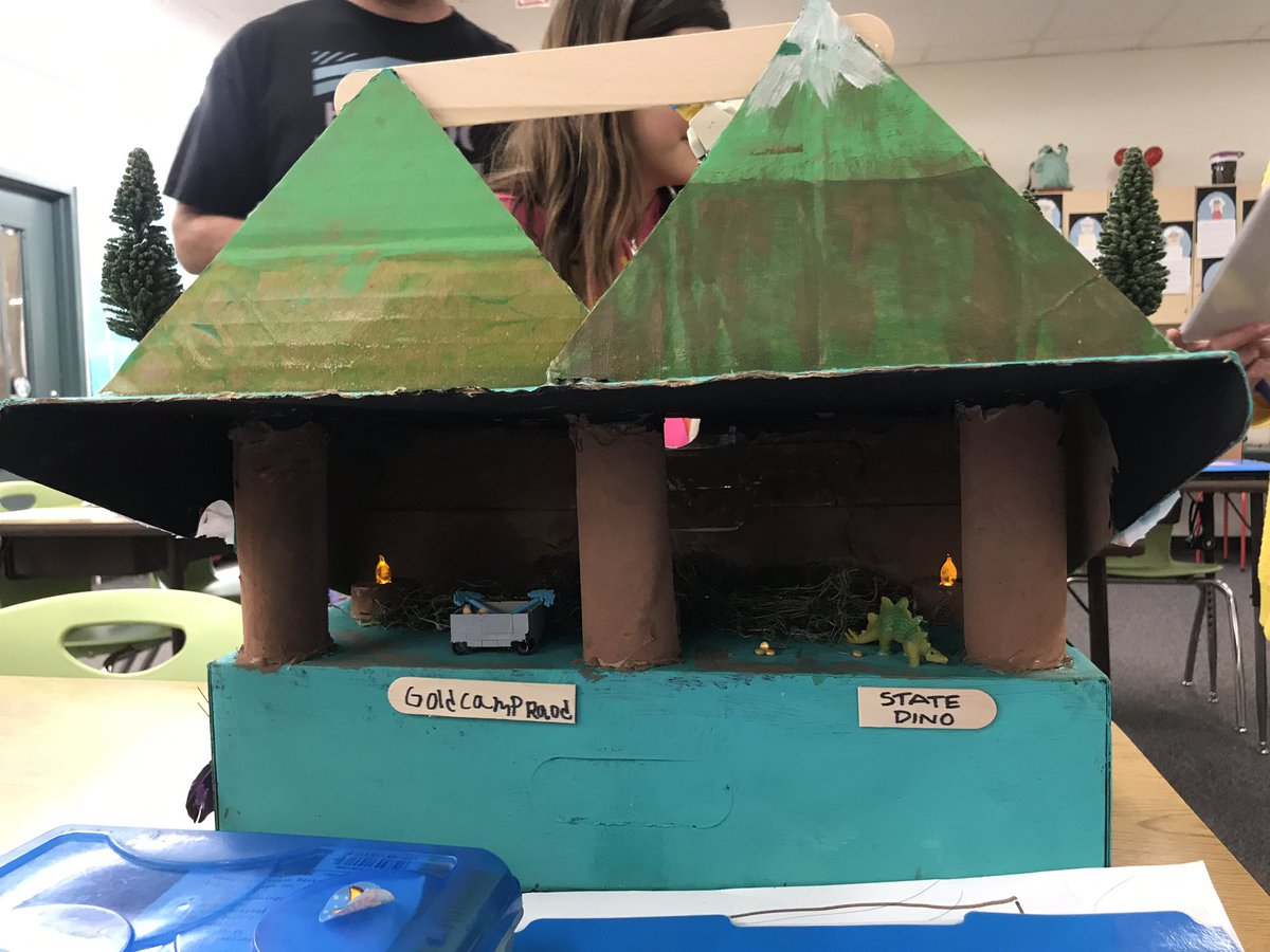 vramirez0710's tweet photo. So proud of our kiddo! She worked hard on her 5th grade state float...she even came up with a double decker! #delilahgrowingup #AVG8rNation #5thgradeStatefloat @avocadogators https://t.co/J9DFSKIcvy