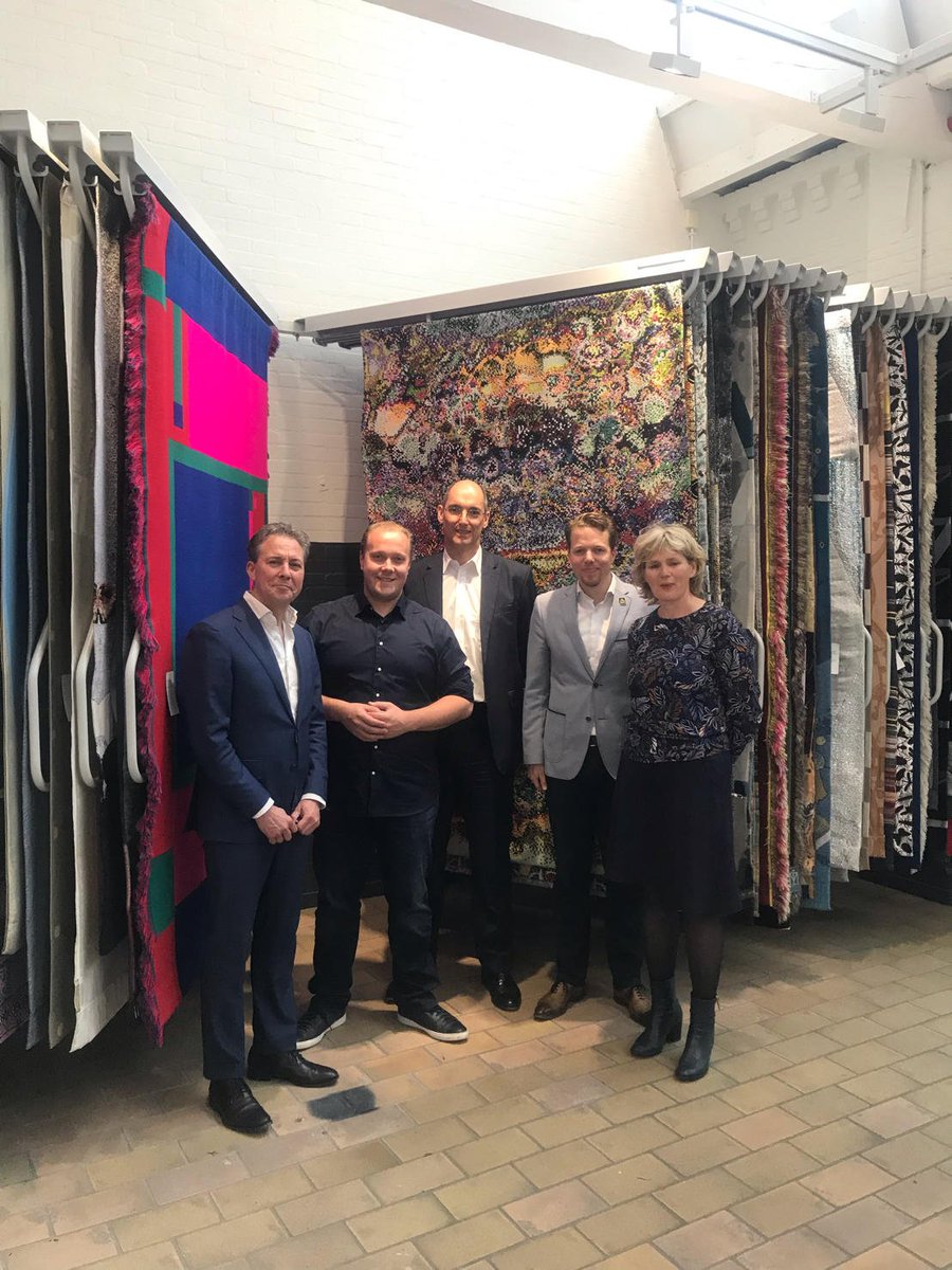 TextielMuseum's tweet photo. VVD-Kamerlid @ThierryAartsen kwam vandaag samen met VVD-wethouder van Tilburg @OscarDuss in het kader van @MuseumweekNL bij ons op bezoek. Directeur @ErrolvdWerdt gaf hen o.a. een uitgebreide rondleiding door het TextielLab. #OnsEchteGoud #MuseumweekNL @Museumverenigin https://t.co/kB6YCGjscI