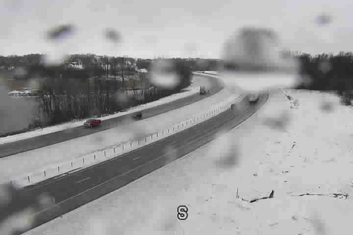 mndotsoutheast's tweet photo. What a difference a day can make! The @NWSLaCrosse says there will still be a mix of rain and snow today. Winds will also pick up later this am.
Folks traveling outside of SE MN should check https://t.co/7r5MprGWvK for the latest on road conditions and closures. #mndot #mnroads https://t.co/KZnFurUOlo