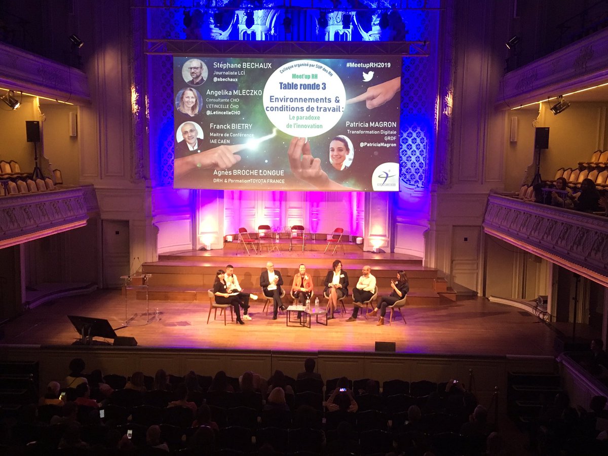 zoeeerobyn's tweet photo. #MeetupRH2019 3e table ronde et définition du Bien-être au travail par @sbechaux : « être bien au travail, c’est ne pas avoir envie d’en changer » @SUPdesRH https://t.co/oyQH6Gmgtn