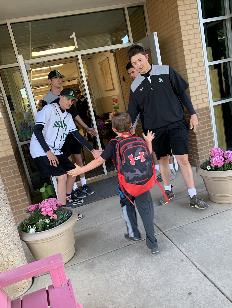 TXBaseball14's tweet photo. Azle Baseball Seniors starting the day off at Silver Creek Elementary. #1%BetterEveryDay https://t.co/M1l6ogb7Sl