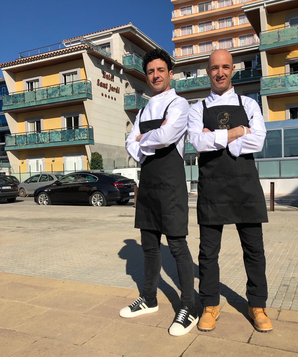 Avui s’estrena un nou Restaurant al Maresme: El Drac , ubicat a l’Hotel Sant Jordi de Calella.
La direcció gastonòmica a càrrec dels xefs Raül Balam i Murilo Rodrigues.
Molta sort joves!