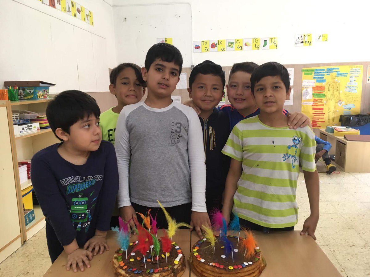 escolaSRC's tweet photo. Els nens i nenes de la classe dels Pirates, Indis, Vikings, Cavernícoles i Esquimals us desitgem unes bones i dolces vacances de Setmana Santa amb les nostres #MonesdePasqua! (2/2) #xocolata #padepessic #melmelada #plomes @lacasitos @LHEDUCACIO https://t.co/tBKzbqKGoH