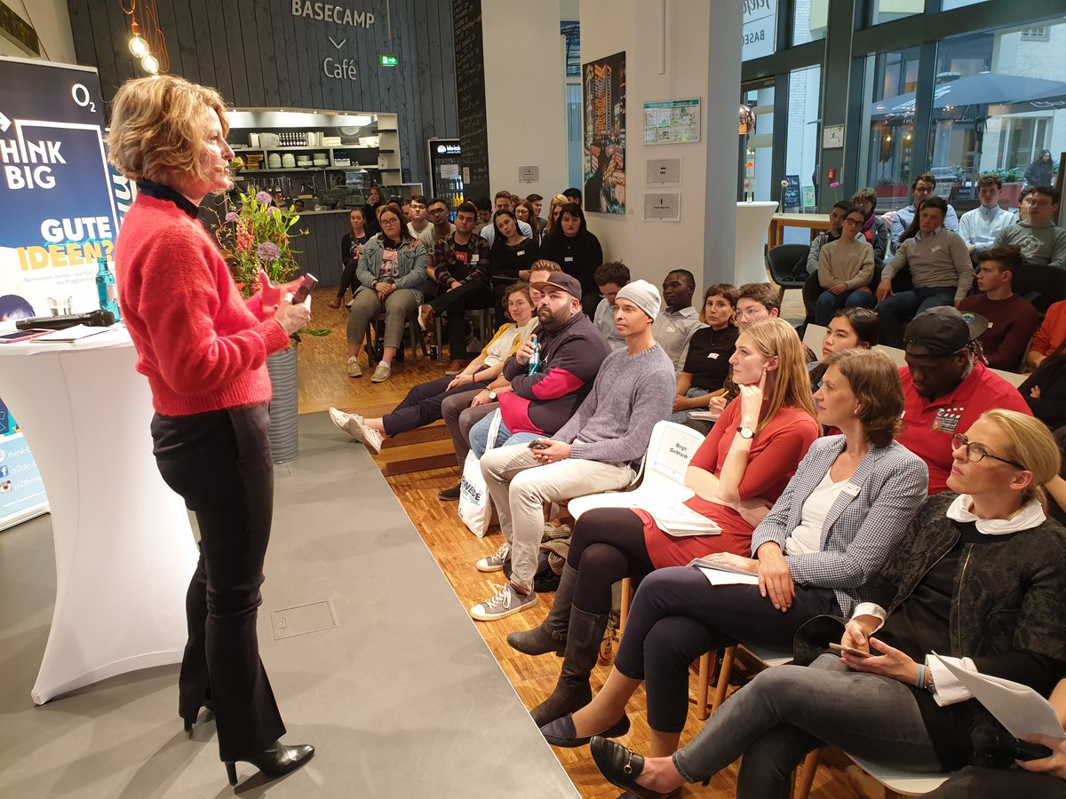 telefonica_de's tweet image. Die Logik der Industrialisierung ist passé: Unifomität zählt nicht mehr - jeder kann sein Ding machen, sagt Birgit Gebhardt beim #Zukunftsfest #o2thinkbig