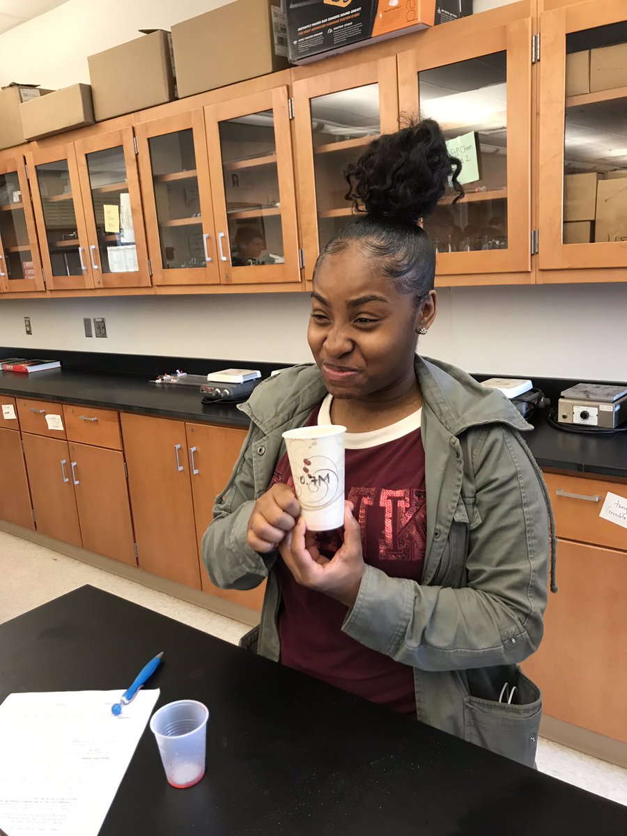 jdenn23's tweet photo. My super sophs experimenting to see which is the best ratio of solute (Koolaid) to solvent (water). The winner - 0.4 moles/L. @muhlsd https://t.co/kJedOjvUNt
