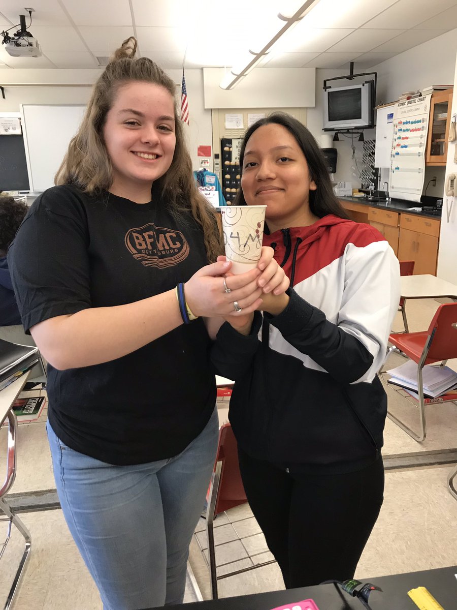jdenn23's tweet photo. My super sophs experimenting to see which is the best ratio of solute (Koolaid) to solvent (water). The winner - 0.4 moles/L. @muhlsd https://t.co/kJedOjvUNt