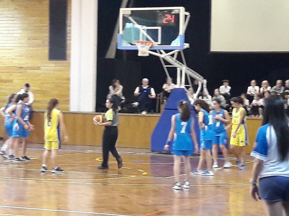 SAACScores's tweet photo. Heading into the least quarter of the game UAS girls 29 - ISC 23 https://t.co/KwIqzTx1Zi