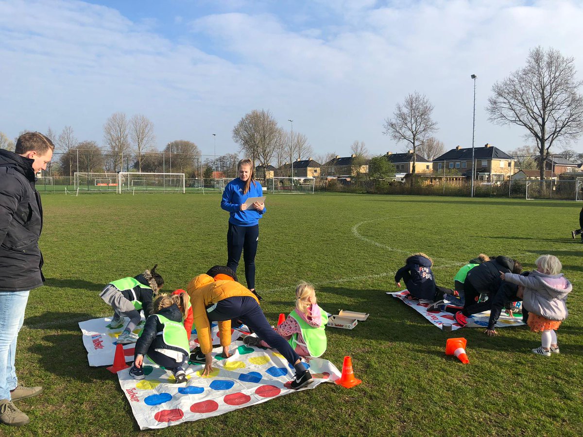 👑| Op verschillende basisscholen in Friesland organiseerden onze CIOS-studenten vandaag de koningsspelen!

#ditismbo #waarlerenwerkt #koningsspelen #frieslandcollege