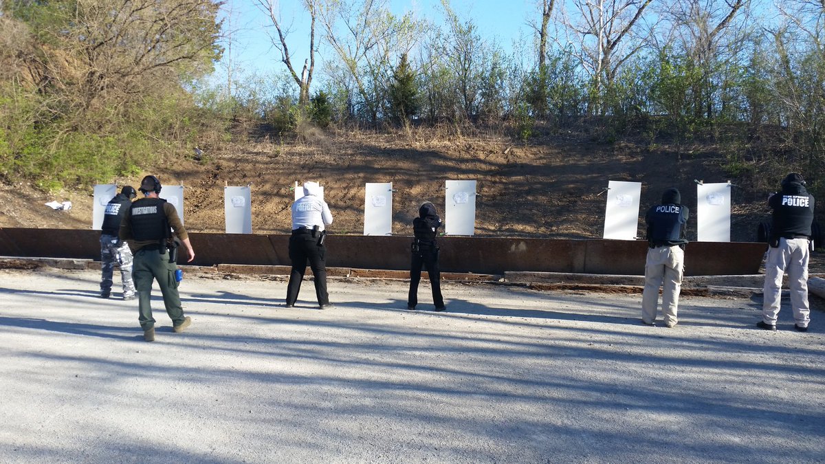 BlueSpringsPD's tweet photo. Sun is shining and the lead is flying... handgun training. #rangedayfun https://t.co/tEVHgJBjRa