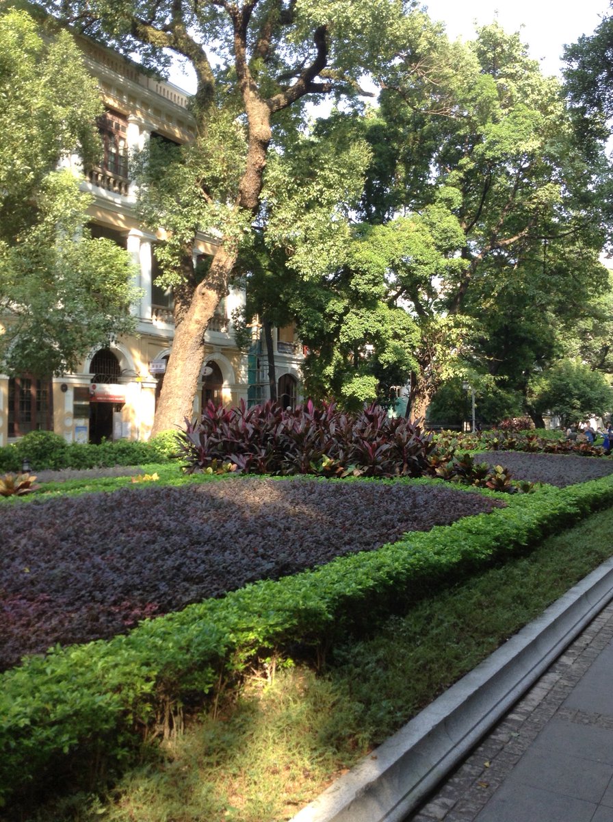 DearAnnieB's tweet photo. #Shamien #Guangzhou & gifts of shoes
#China #Brassey #travel
https://t.co/BYjG3H08Nx https://t.co/ooNYz2xUhY