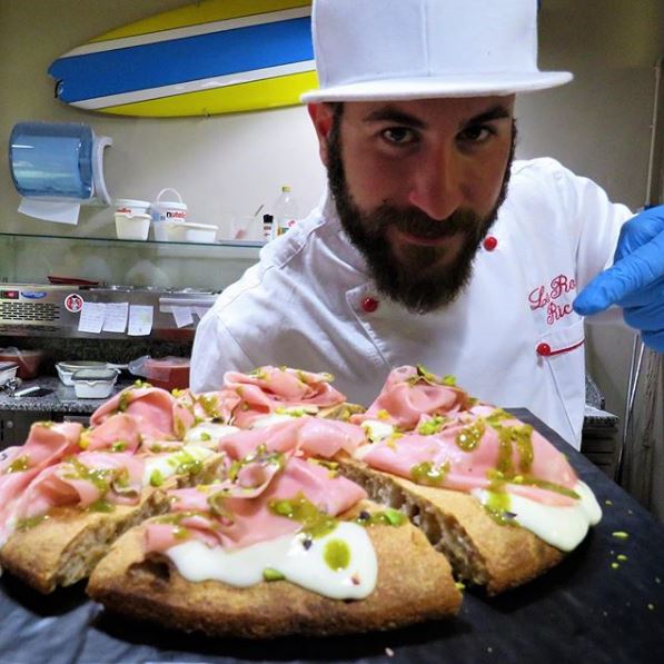 RegLiguria's tweet photo. È LIGURE IL CAMPIONE DEL MONDO DI PIZZA!

Riccardo La Rosa di Levanto ha vinto la medaglia d'oro al 28° Campionato Mondiale della Pizza di Parma nella categoria pizza classica. Vincente la sua versione "ligure" con burrata, pomodorini e pesto al mortaio https://t.co/6HBd7kiSxF