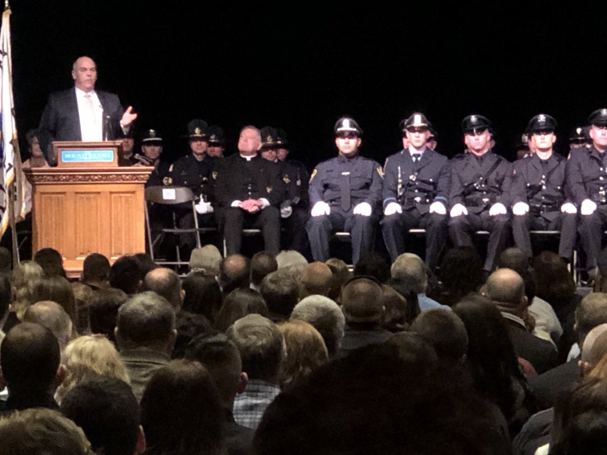 RobClouse's tweet image. Keynote speaker @MassStatePolice Col (Ret) @TimAlben addressing 39 graduates, family at Western Mass Police Academy’s #58thROC graduation at @mtholyoke