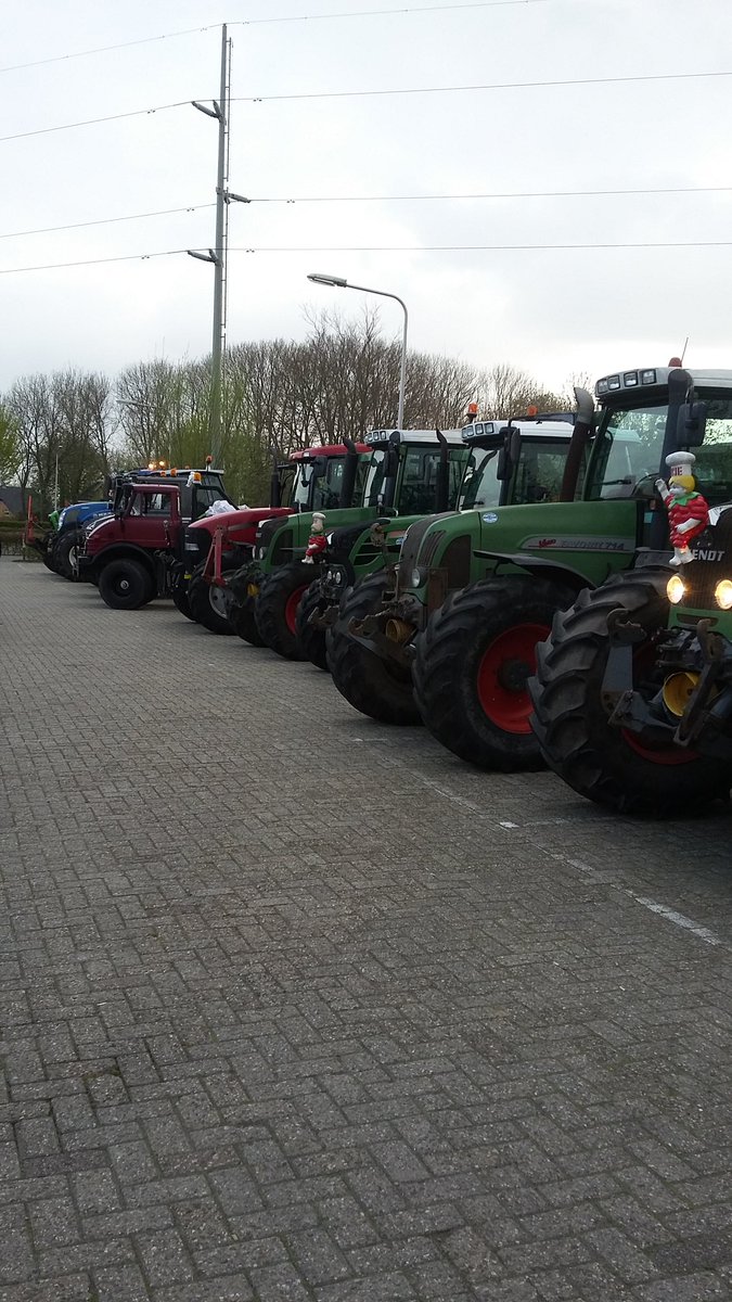 BarneveldGerrie's tweet photo. Trekker sterrit met natuurlijk een afvaardiging uit 's-Heerenbroek https://t.co/APu1MOSfLI