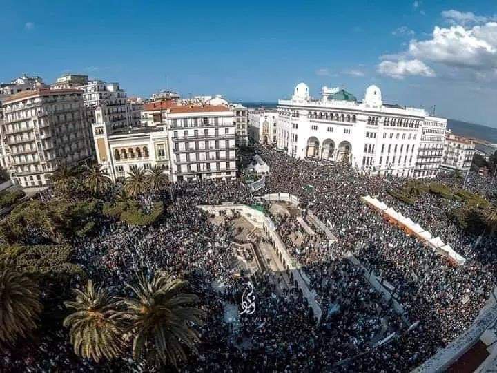 Manel_Algerian's tweet photo. 8th Friday in #Algeria, protesters are peacefully asking this corrupted government to leave.
You will leave means you will leave! 💪🇩🇿
#Yetna7awGa3 https://t.co/bFtJJf0KoO