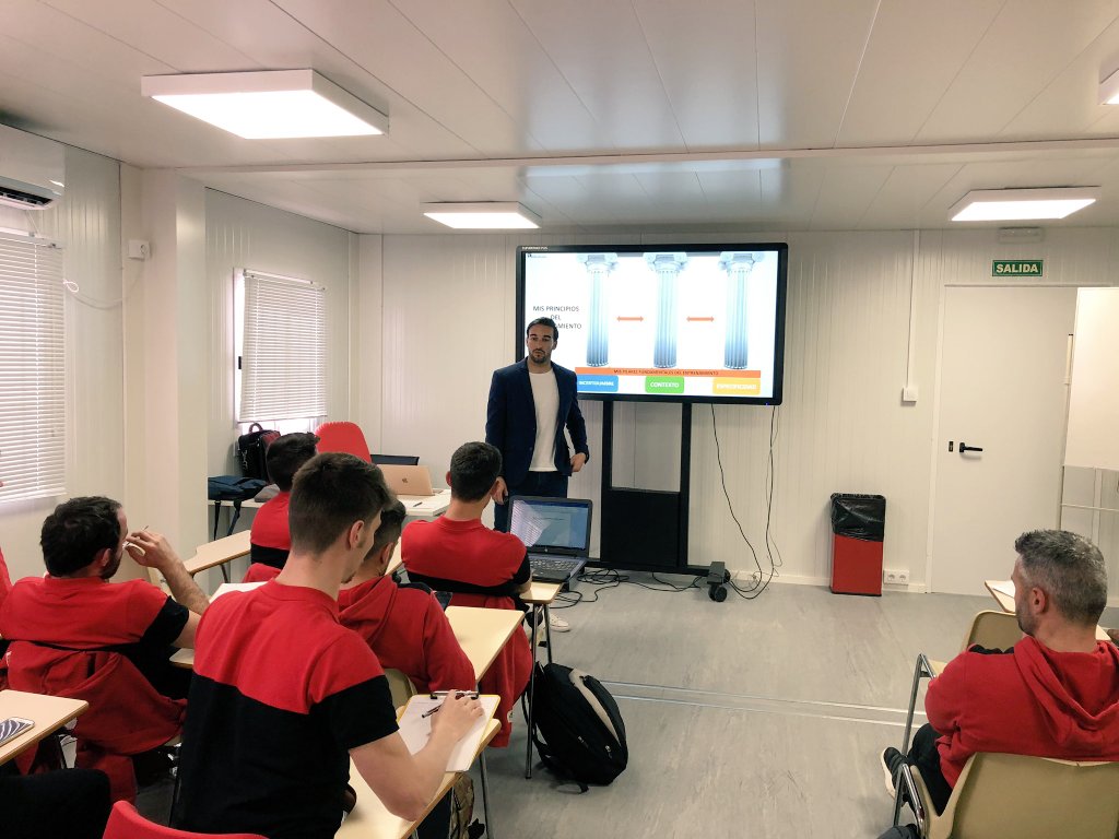 _MiguelChamorro's tweet photo. No todos los días tiene uno la oportunidad, de poder compartir, con quiénes pueden tener las mismas inquietudes que uno mismo. Gracias a @APFfutbolpf @RFFM_oficial @uclm_es por pensar en mí para el #XIMasterPF en fútbol. Seguiremos interrogandonos.. https://t.co/oJ16rp3pMk