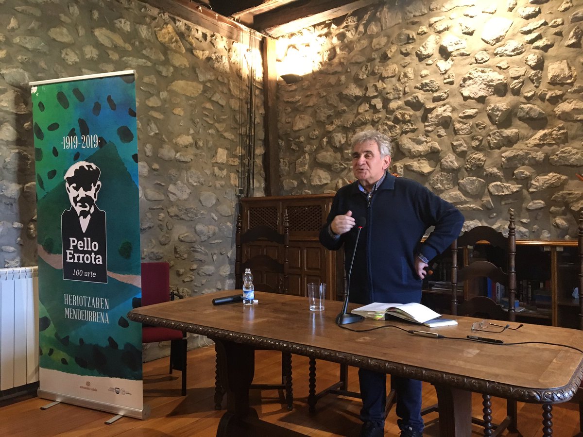 Hasi da Bernardo Atxaga Pello Errotaren inguruko hitzaldia ematen.