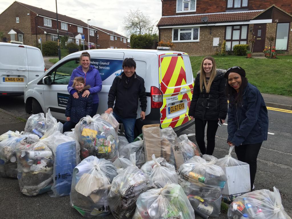 gloriaopara's tweet photo. Keeping Princes Park tidy is one of our top priorities. Tashi and I back every commitment to our ward with an equal action.
A huge thanks to all the volunteers who supported us today, especially our beautiful young volunteer. #WeAreMedway #SpringClean2019 @MedwayTories https://t.co/XuEyq5KGfy