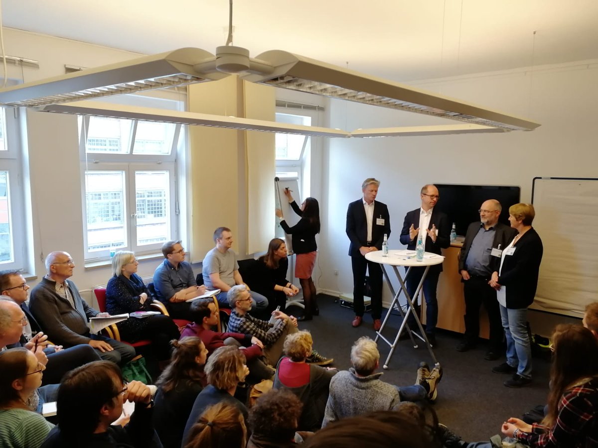 Während nebenan über Fahrradstadt diskutiert wird, sprechen <a href="/ManfredBraasch/">Manfred Braasch</a>, GF BUND Hamburg, <a href="/JanGoernemann/">Jan Görnemann</a>, GF VHH und Michael Heidrich, Bereichsleiter Systementwicklung und Angebotsplanung, Hochbahn mit Christiane Blömeke ü. vernetzte Infrastruktur. #gruenerdurchhamburg
