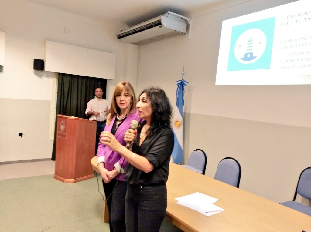 mineducacion2's tweet photo. #EducaciónEnMovimiento realizamos junto a docentes del interior riojano, el Primer Encuentro de Escuelas FARO, en el que resaltamos los avances del trabajo docente y el crecimiento de nuestros alumnos en las Pruebas #Aprender2018 @JuanLunaCorzo @SergioGCasas https://t.co/u8ProwEMXf