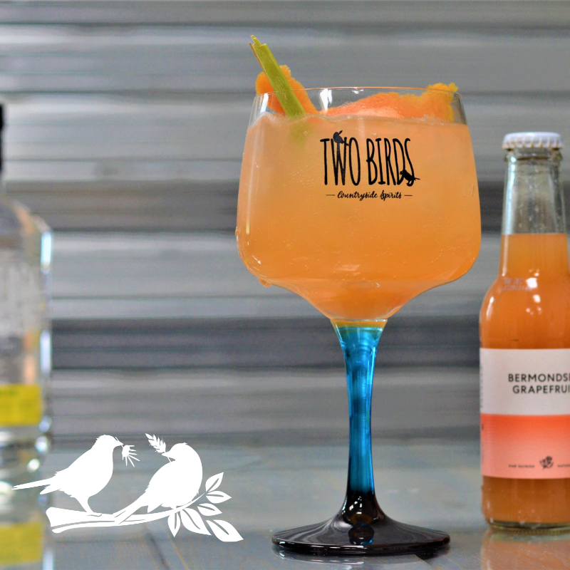 A mighty fine perfect serve. 
Two Birds &amp; Bermondsey grapefruit tonic @bermondseymixerco. We prefer 1/3 Lemongrass gin and 2/3 tonic, served over ice and a sprig of lemongrass. 
#gin #ginandtonic