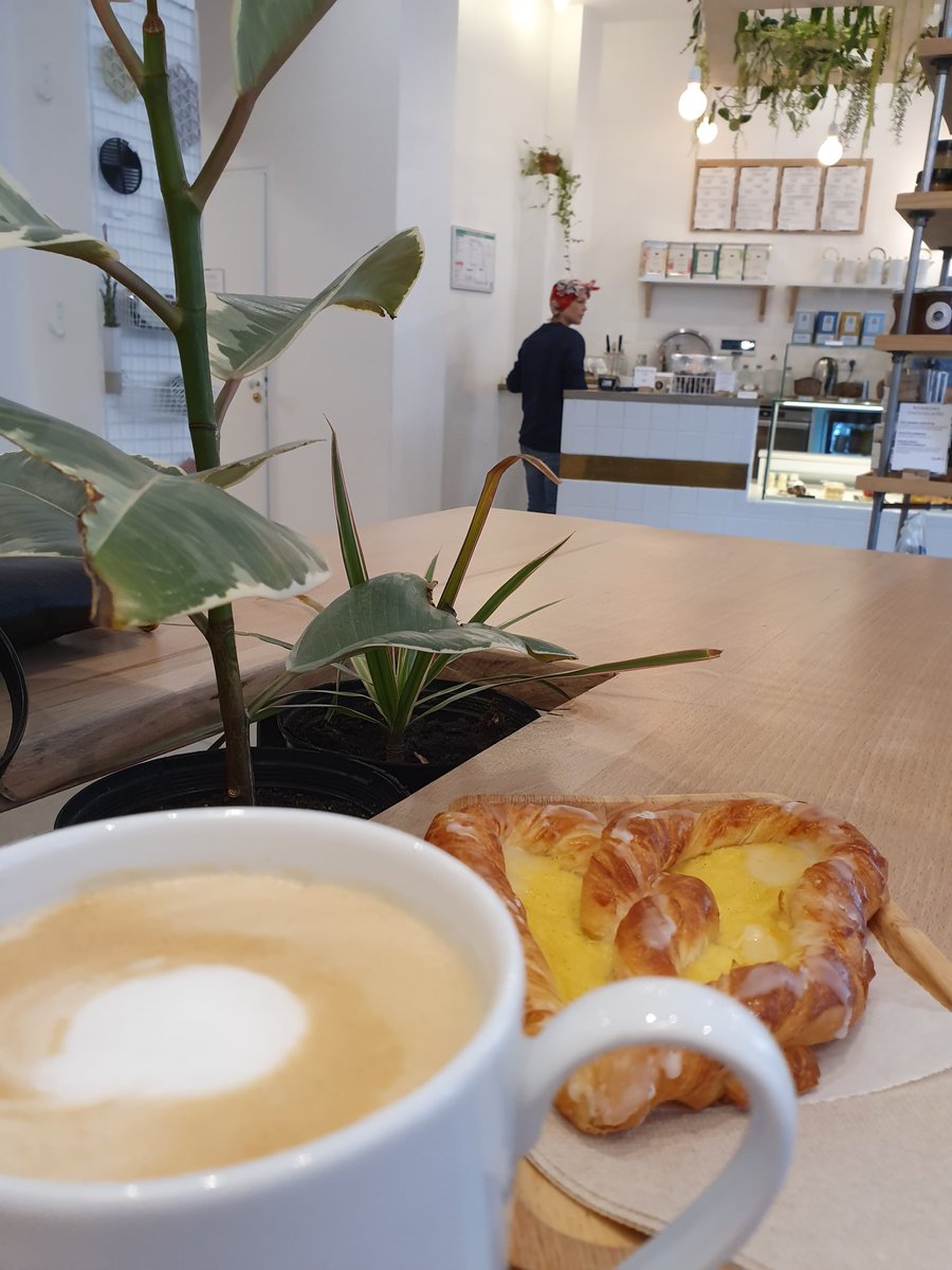 NeleWissmann's tweet photo. #Expatalarm 🚨 #Puddingteilchen in Paris #10ème entdeckt...Top-Inspiration für neue Projekte mit @LeaMeBLN #francoallemand #Frauenpower https://t.co/QUuHY3xgVS