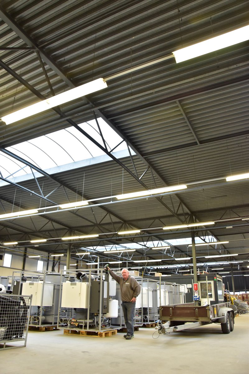 De eerste droogstapelwoningen van Breman #Drachten in Hurdegaryp worden momenteel 'stukje voor stukje' in elkaar gezet. #Breman zorgt onder meer voor de skid met daarop meerdere toestellen. Monteur Sjouke Scholte vertelt er meer over: bit.ly/2InX26m #duurzaam #vangaslos