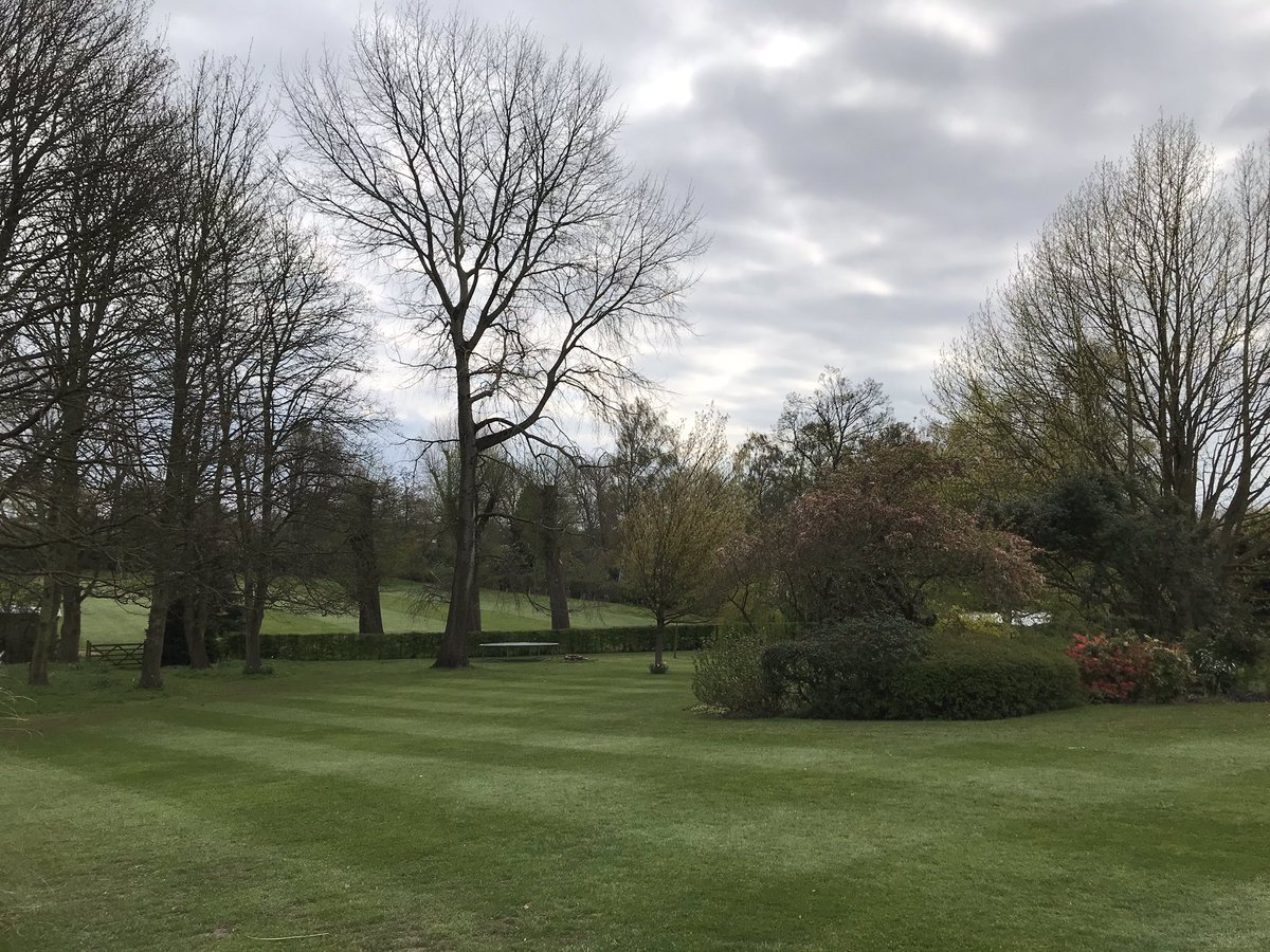 Some really fabulous colours appearing all around the gardens at this time of the year. Lots of hard work has been put in by the lads this week and it shows👏🏻