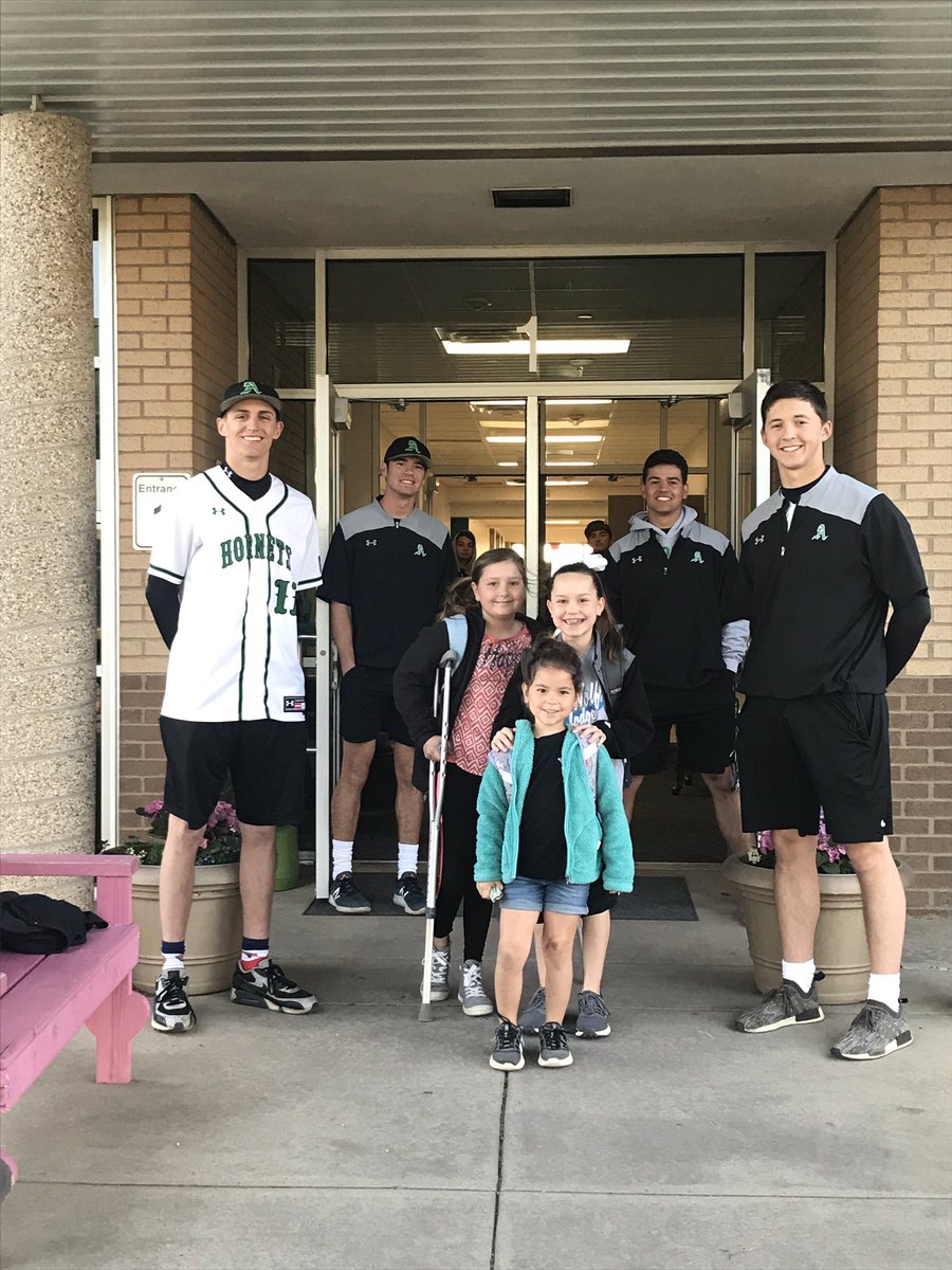 silvercreekazle's tweet photo. Thank you @azlebaseball for greeting our students this morning!! #AzleISDway https://t.co/6WOmMzh7EH