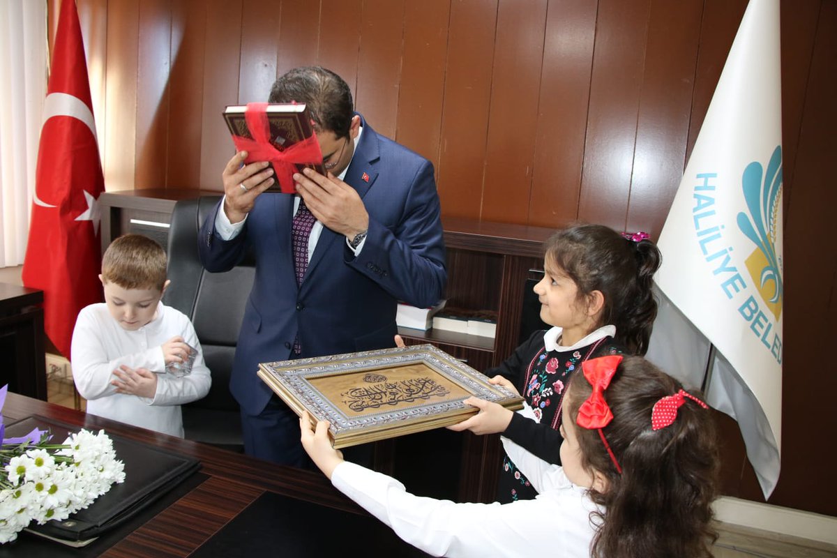 mcanpolatnet's tweet photo. Haliliye Müftülüğü 4-6 yaş Kuran-ı Kerim Kursu öğreticileri ve kursiyerleri bizi ziyaret rtti. Miniklerimize hediyelerin en güzeli Kur'an-ı Kerim takdimleri için teşekkür ederim. https://t.co/F4YDvRZqxu