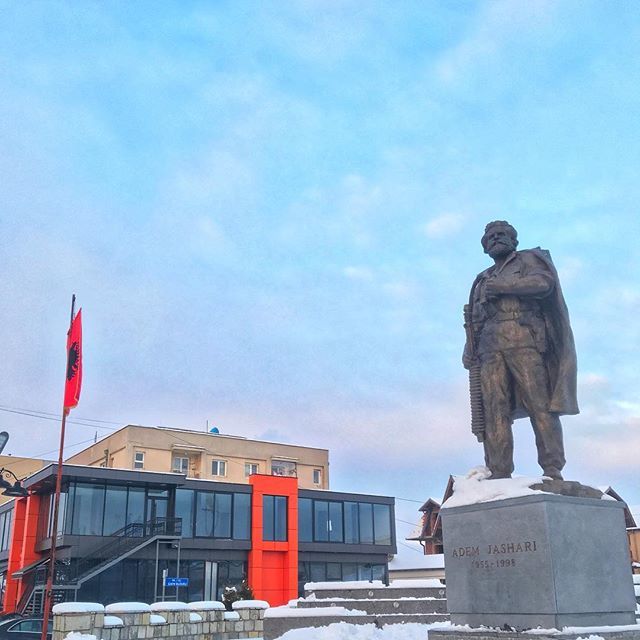 livekosovo's tweet image. #Skenderaj is a small municipality of #Kosovo. ‘98 War had started in that city. That #city has a lot to tell, and here is the #monument of Adem Jashari, hero of #Kosova. #instakosova #citylife instagram.com/p/BwKFsxknWp6/