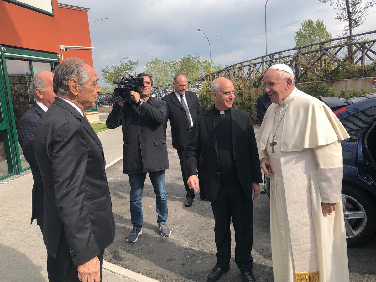 Evange_en's tweet photo. #PopeFrancis #MercyFriday https://t.co/UEEWgJcLqn