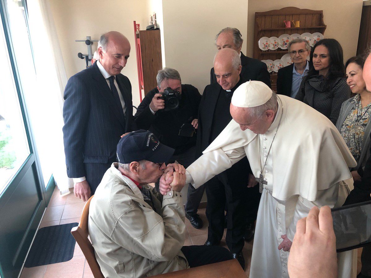 Evange_en's tweet photo. #PopeFrancis #MercyFriday https://t.co/UEEWgJcLqn