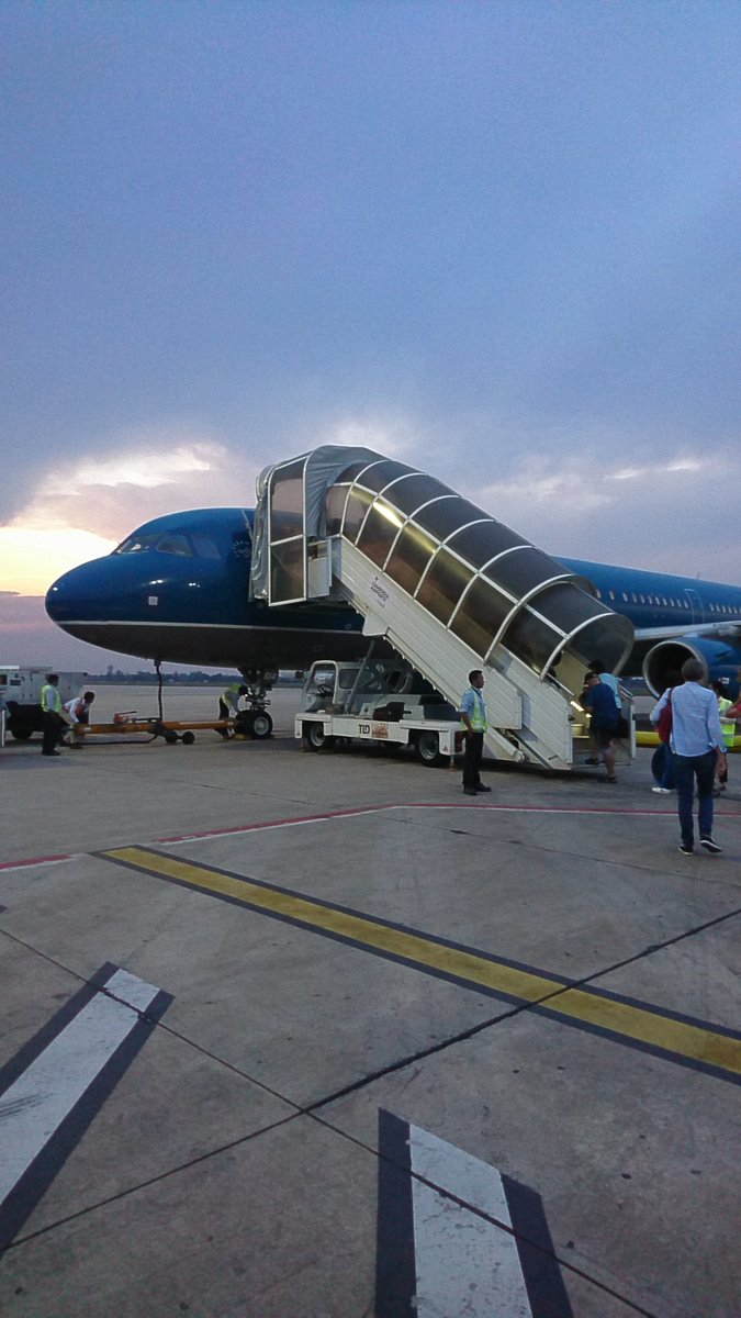 いずも カンボジアは４月１４日が正月で シェムリアップのホテルのライトアップは正月仕様なんだそう シェムリアップの空港は 国際空港だけとボーディングブリッジもない平屋の小さい空港 タラップ使いなんて久しぶりだ そんな空港でも吉野屋を見つけて