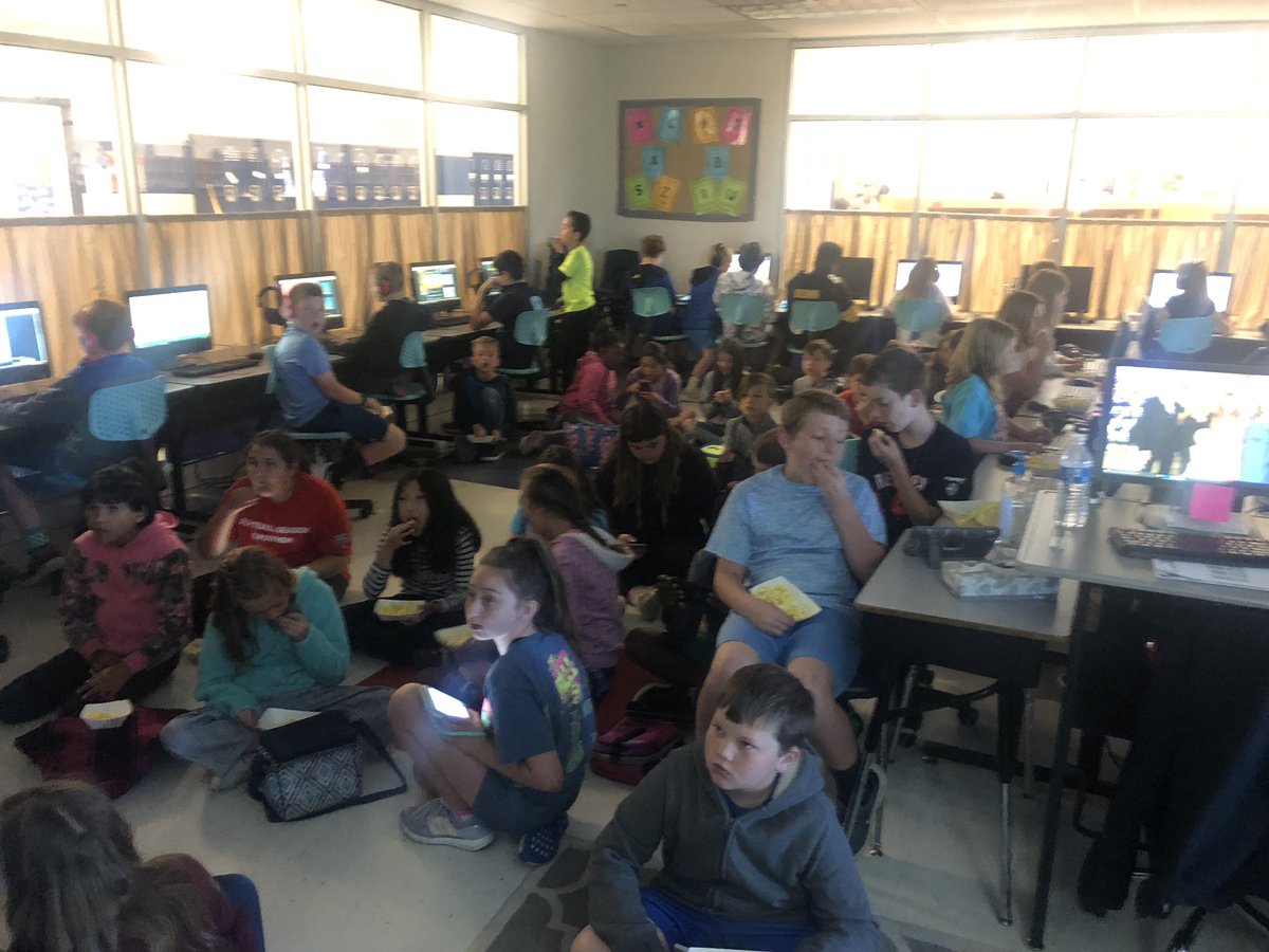 AshleyWhatley7's tweet photo. End of 7week rotation for electives ( health, STEAM and Technology) equal popcorn and movie day! #OURway #PowerofPositivity #sporstsfanCS https://t.co/6fwLRHIroF