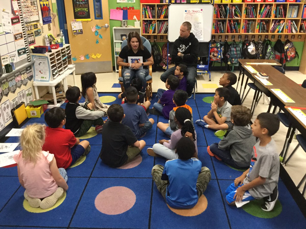 Cass1519's tweet photo. #purpleup #hoffmannstrong #thisishoffmann @NISDHoffmann Hero moms and Hero dads have Hero Kids! Honoring the military child in April with special guest readers! https://t.co/YxFSrhrkYH